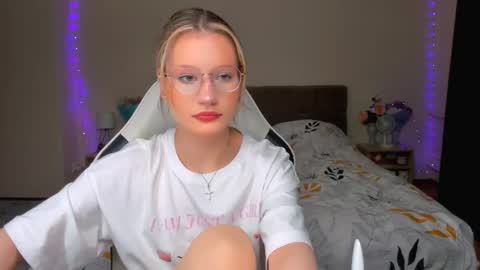 Snapshot of selfharm777 chatting on September 23, 2025, 8:12 pm Simon and Alice online show from September 23, 2025, 8:12 pm