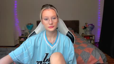 Snapshot of selfharm777 chatting on October 18, 2025, 9:59 pm Simon and Alice online show from October 18, 2025, 9:59 pm