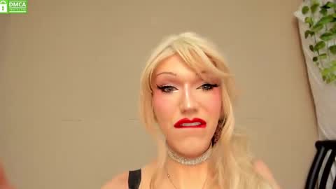 Snapshot of sensual_miss_mia chatting on October 22, 2025, 1:06 am Mia online show from October 22, 2025, 1:06 am