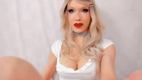 Snapshot of sensual_miss_mia chatting on April 21, 2026, 10:45 pm Mia online show from April 21, 2026, 10:45 pm