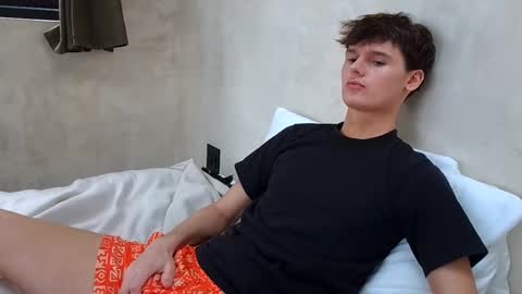 Snapshot of sensualalien chatting on October 9, 2025, 10:30 pm Cam online show from October 9, 2025, 10:30 pm