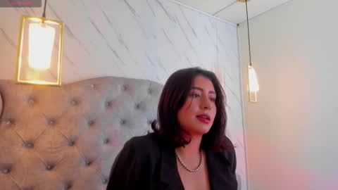  Serena  online show from November 18, 2025, 8:02 pm