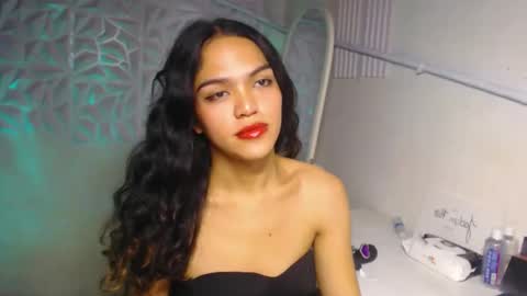 Snapshot of servicedoll18 chatting on November 6, 2025, 9:48 pm Bella online show from November 6, 2025, 9:48 pm