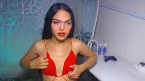 Snapshot of servicedoll18 chatting on November 8, 2025, 5:23 pm Bella online show from November 8, 2025, 5:23 pm