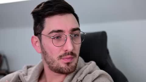 Snapshot of shape80 chatting on December 4, 2024, 4:16 pm frenchy boy online show from December 4, 2024, 4:16 pm