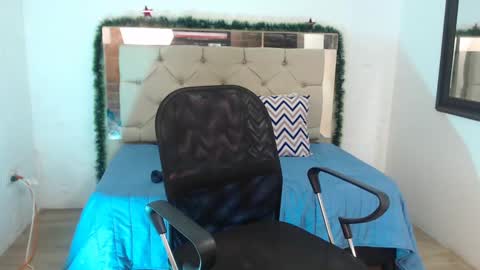 Snapshot of sharlotte__jones chatting on December 10, 2024, 3:33 pm Sara online show from December 10, 2024, 3:33 pm