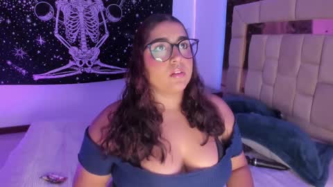 Snapshot of sheeylaroee chatting on February 18, 2025, 12:48 am Heidy online show from February 18, 2025, 12:48 am