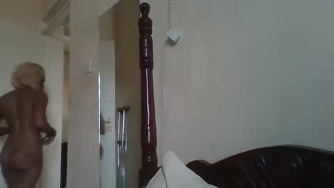 Snapshot of shellymadonna chatting on October 20, 2025, 9:21 am shellymadonna online show from October 20, 2025, 9:21 am