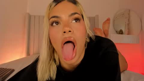 shelynna_azzul online show from March 24, 2026, 7:52 pm