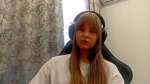 Lisa online show from November 24, 2025, 7:52 am