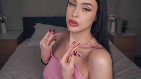 Mia online show from November 27, 2025, 3:58 pm