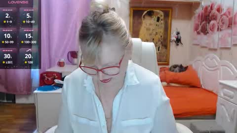Snapshot of shinysunmargo chatting on September 30, 2025, 5:01 am Margo online show from September 30, 2025, 5:01 am
