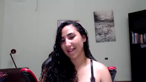 Snapshot of shopia_scarlet chatting on November 6, 2025, 12:17 pm Sofia online show from November 6, 2025, 12:17 pm