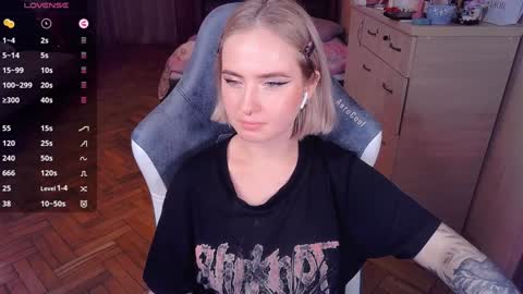 Snapshot of shyfoxxxy chatting on January 3, 2025, 12:22 am Effie online show from January 3, 2025, 12:22 am