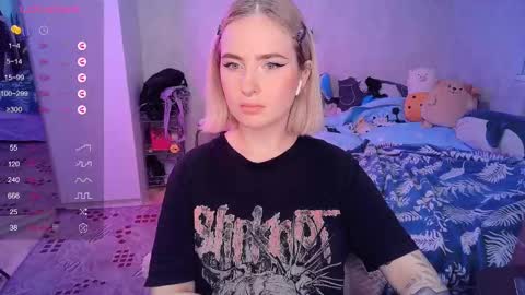 Snapshot of shyfoxxxy chatting on February 13, 2025, 12:11 pm Effie online show from February 13, 2025, 12:11 pm