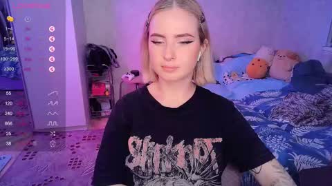 Snapshot of shyfoxxxy chatting on February 18, 2025, 10:03 pm Effie online show from February 18, 2025, 10:03 pm