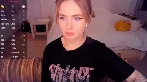 Snapshot of shyfoxxxy chatting on March 3, 2025, 12:37 pm Effie online show from March 3, 2025, 12:37 pm