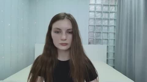 shyly_lisa online show from June 13, 2026, 1:36 am