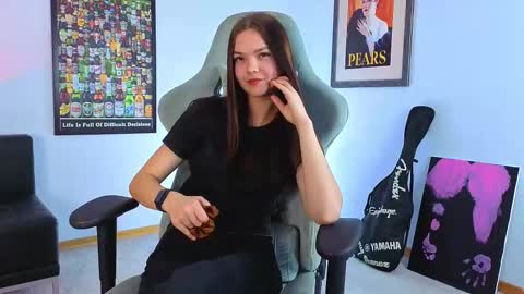 Snapshot of sia_shine chatting on November 10, 2025, 11:31 am Sia online show from November 10, 2025, 11:31 am