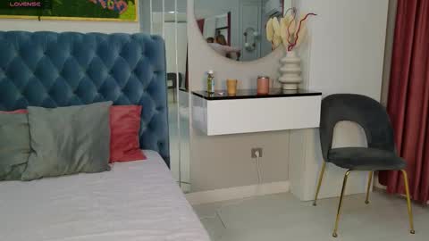 Sienna online show from February 15, 2026, 5:15 am