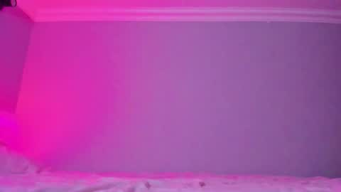 Mila online show from November 4, 2025, 7:40 am