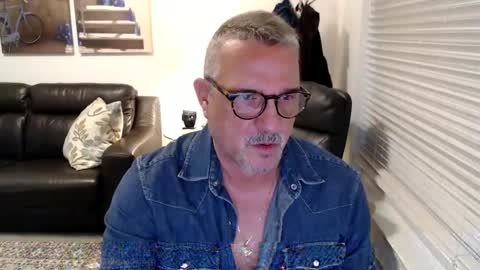 Snapshot of silveroli187 chatting on September 19, 2025, 2:18 pm silveroli187 online show from September 19, 2025, 2:18 pm