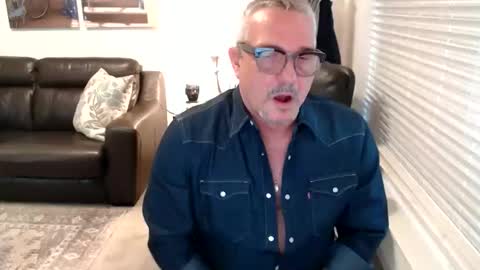 Snapshot of silveroli187 chatting on November 11, 2025, 4:18 pm silveroli187 online show from November 11, 2025, 4:18 pm