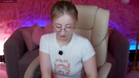Snapshot of silverrmoon chatting on May 17, 2026, 6:44 am Kristina Kris online show from May 17, 2026, 6:44 am