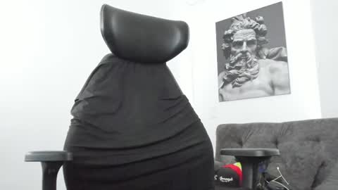 simon_leon01 online show from May 11, 2026, 12:33 pm