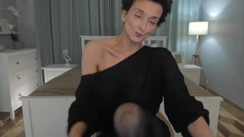 Snapshot of simonadebeauvoir chatting on December 8, 2024, 1:25 pm Simona  online show from December 8, 2024, 1:25 pm