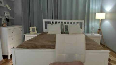 Snapshot of simonadebeauvoir chatting on December 18, 2024, 6:03 pm Simona  online show from December 18, 2024, 6:03 pm