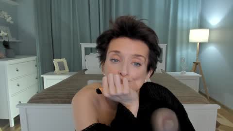 Snapshot of simonadebeauvoir chatting on December 20, 2024, 1:43 pm Simona  online show from December 20, 2024, 1:43 pm