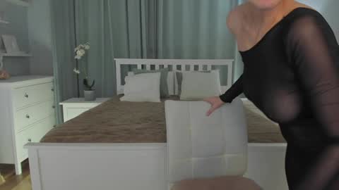 Snapshot of simonadebeauvoir chatting on December 26, 2024, 4:14 pm Simona  online show from December 26, 2024, 4:14 pm