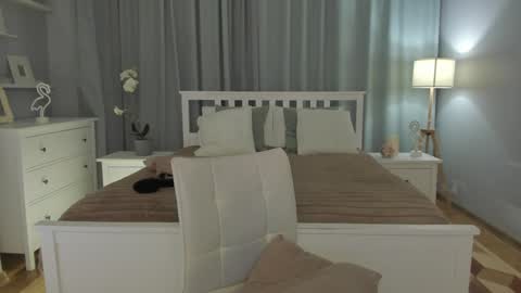 Snapshot of simonadebeauvoir chatting on January 24, 2025, 5:00 pm Simona  online show from January 24, 2025, 5:00 pm