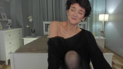 Snapshot of simonadebeauvoir chatting on February 8, 2025, 2:38 pm Simona  online show from February 8, 2025, 2:38 pm