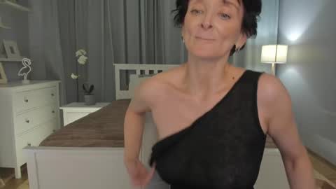 Snapshot of simonadebeauvoir chatting on February 12, 2025, 4:33 pm Simona  online show from February 12, 2025, 4:33 pm