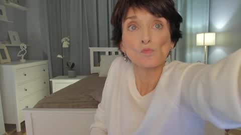 Snapshot of simonadebeauvoir chatting on March 1, 2025, 12:12 pm Simona  online show from March 1, 2025, 12:12 pm