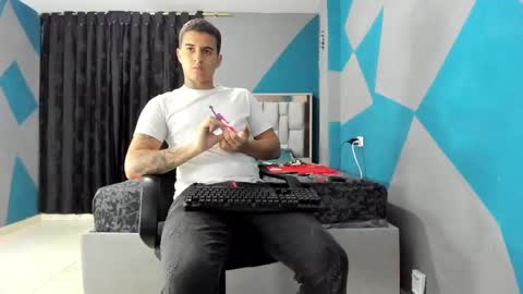 Snapshot of simonkeler chatting on December 6, 2024, 4:58 am SIMON KELER online show from December 6, 2024, 4:58 am