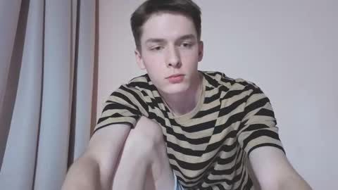 Snapshot of simonsecrett chatting on November 15, 2025, 12:13 pm Simon online show from November 15, 2025, 12:13 pm