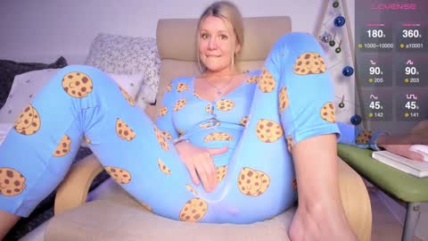 Snapshot of simply_sasha chatting on December 18, 2024, 6:10 am A present for me online show from December 18, 2024, 6:10 am