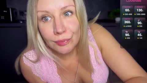 Snapshot of simply_sasha chatting on September 18, 2025, 6:54 pm A present for me online show from September 18, 2025, 6:54 pm