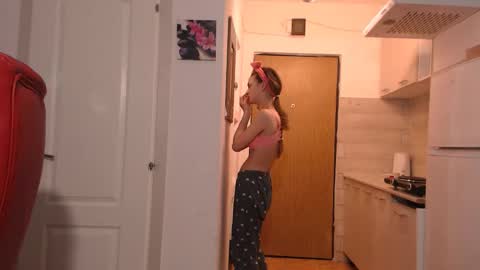 Snapshot of simyhvn chatting on February 17, 2026, 5:37 am simyhvn online show from February 17, 2026, 5:37 am