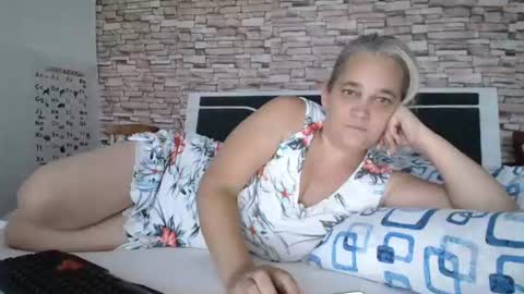 Snapshot of singlemommy_4u chatting on August 2, 2026, 2:48 pm Mommy online show from August 2, 2026, 2:48 pm