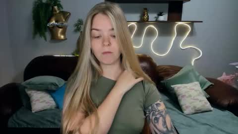 SirenaBloom online show from October 8, 2025, 9:29 am