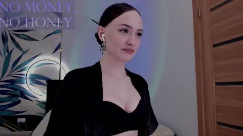Snapshot of sirenaswhisper chatting on February 2, 2026, 8:29 pm Goddess Sirena online show from February 2, 2026, 8:29 pm