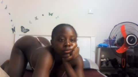 Snapshot of skinny_petite18 chatting on July 1, 2026, 9:25 pm Munah online show from July 1, 2026, 9:25 pm