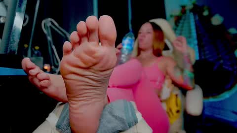 Snapshot of skinnygirl019 chatting on February 22, 2025, 4:07 am GoddessSkinny online show from February 22, 2025, 4:07 am