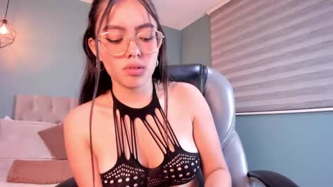 Snapshot of sky_blue__ chatting on February 20, 2025, 6:17 am Hanna  online show from February 20, 2025, 6:17 am