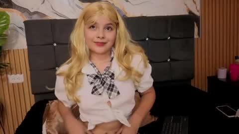 Snapshot of skylar_vox12 chatting on May 19, 2026, 8:15 pm skylar_vox12 online show from May 19, 2026, 8:15 pm