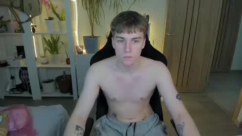 Snapshot of slippery_baby chatting on February 12, 2025, 9:33 pm Mila online show from February 12, 2025, 9:33 pm